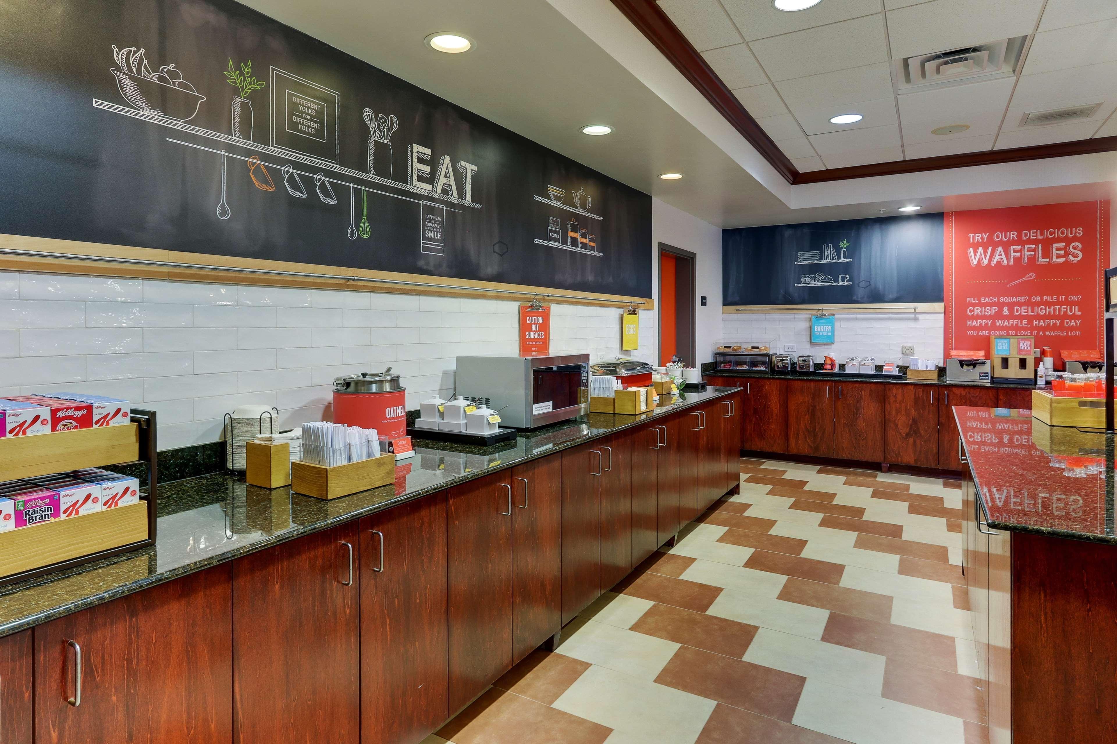 Hampton Inn & Suites Indianapolis-Airport Екстер'єр фото